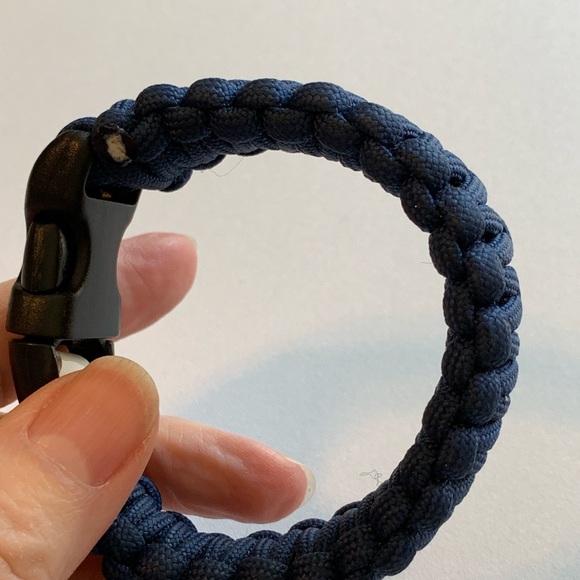 Paracord bracelet, about 7 inches, size medium - Picture 2 of 5
